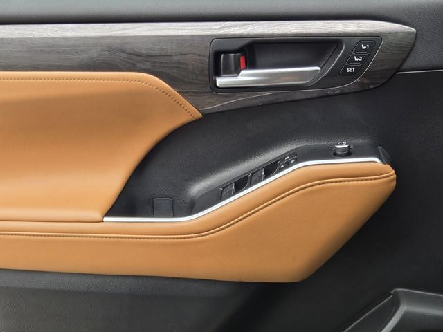 2023 Toyota Highlander Hybrid Platinum