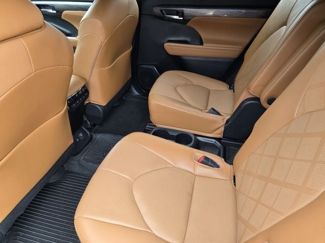 2023 Toyota Highlander Hybrid Platinum