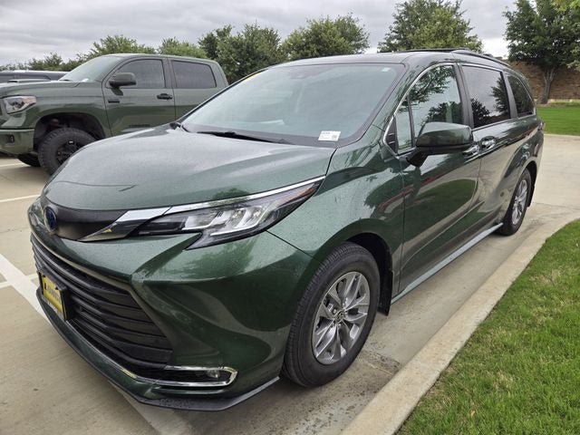 2022 Toyota Sienna XLE 8 Passenger