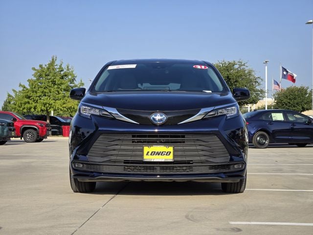 2021 Toyota Sienna LE 8 Passenger