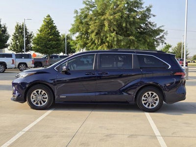 2021 Toyota Sienna LE 8 Passenger