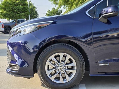 2021 Toyota Sienna LE 8 Passenger