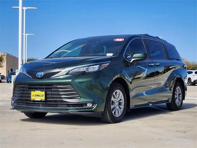 2025 Toyota Sienna XLE 8 Passenger